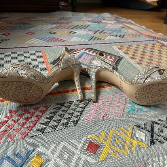 Jewel by Badgley Mischka Silver/platinum Glitter Heels size 8.5 - Picture 3 of 7